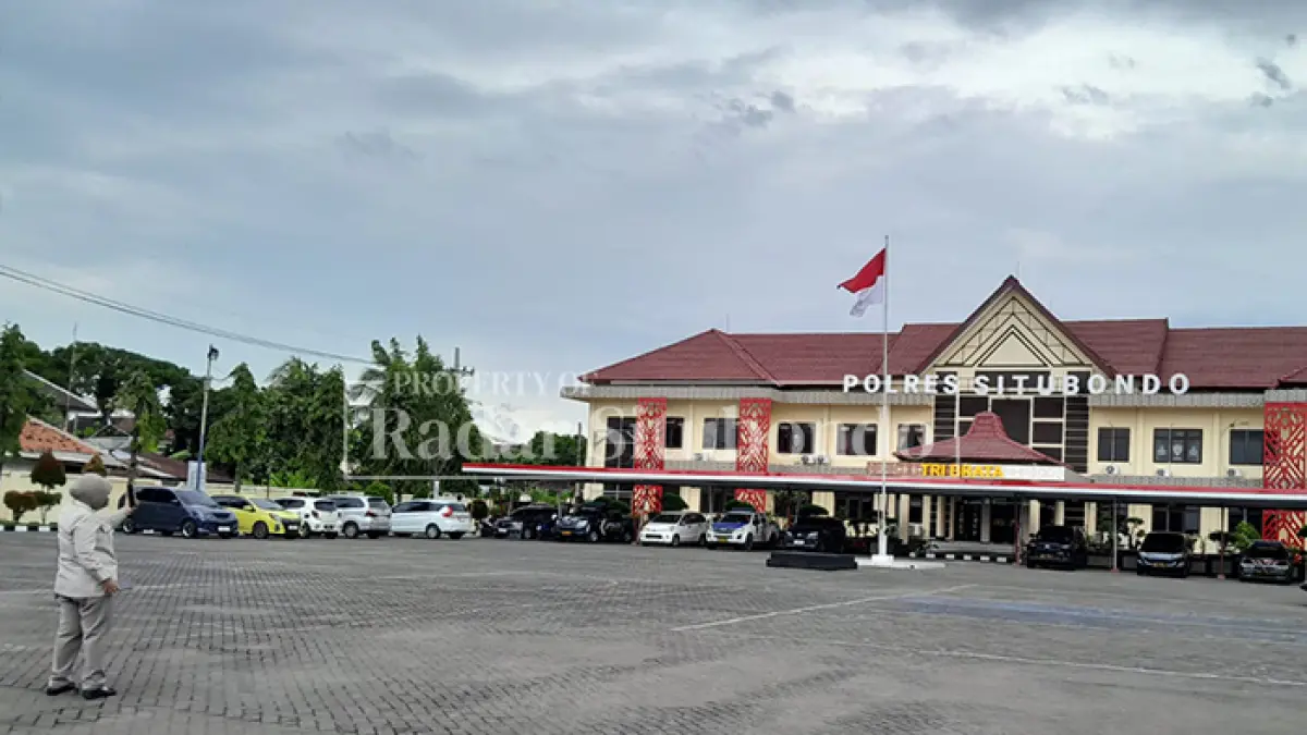 JAM KERJA: Salah satu anggota Polres melintas di halaman Polres Situbondo, belum lama ini. (HUMAIDI/JPRS)
