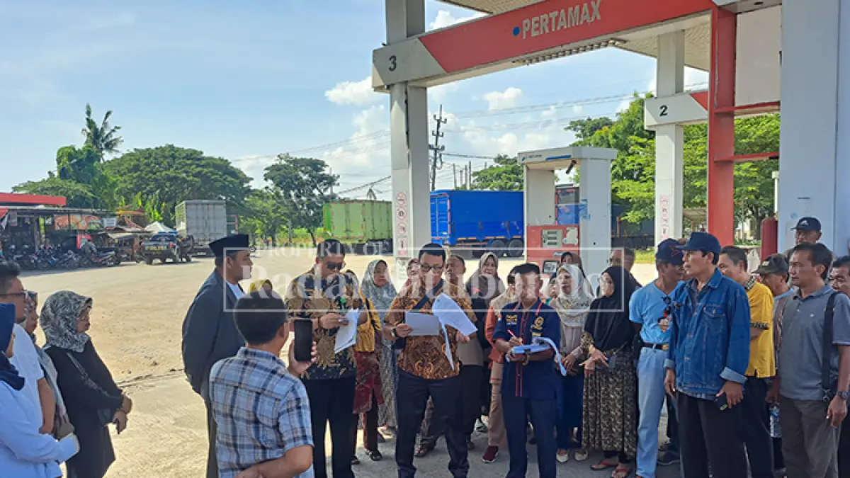 PAKAI BATIK: Majelis Hakim Pengadilan Negeri (PN) Situbondo disaksikan korban jamaah tabungan luar biasa (Talubi) KPRI Raung Situbondo, menggelar pemeriksaan setempat (PS) di SPBU Landangan, Kecamatan Kapongan, Kamis lalu (9/4). (HUMAIDI/JPRS)
