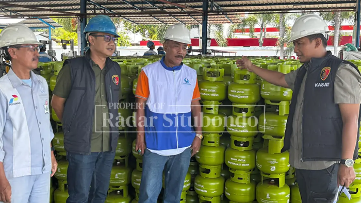 SIDAK SPBE: Kasatresrim Polres Situbondo AKP Agung (empat dari kiri) didampingi wakil ketua hiswana migas DPC Besuki, Suherman (tiga dari kiri) memantau Stasiun Pengisian Bulk Elpiji (SPBE) di Kecamatan Kapongan, Jumat (10/4). (HUMAIDI/JPRS)
