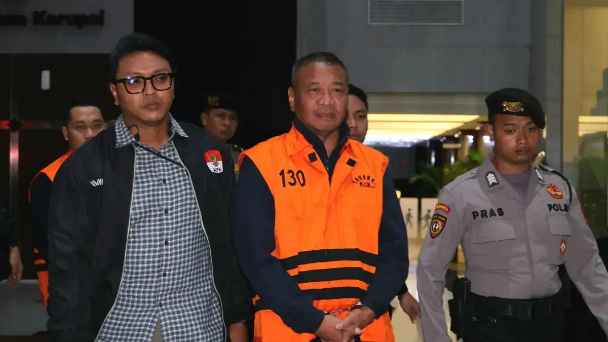 Bupati Tulungagung Gatut Sunu Wibowo mengenakan rompi tahanan usai terjaring OTT KPK, Minggu (12/4). (Dery Ridwansah/JawaPos.com)