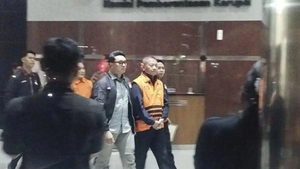 Bupati Tulungagung, Gatut Sunu Wibowo yang menjadi tersangka kasus korupsi pemerasan tengah berjalan keluar di Gedung Merah Putih KPK, Jakarta, Minggu (12/4/2026). ANTARA/Bagus Ahmad Rizaldi.
