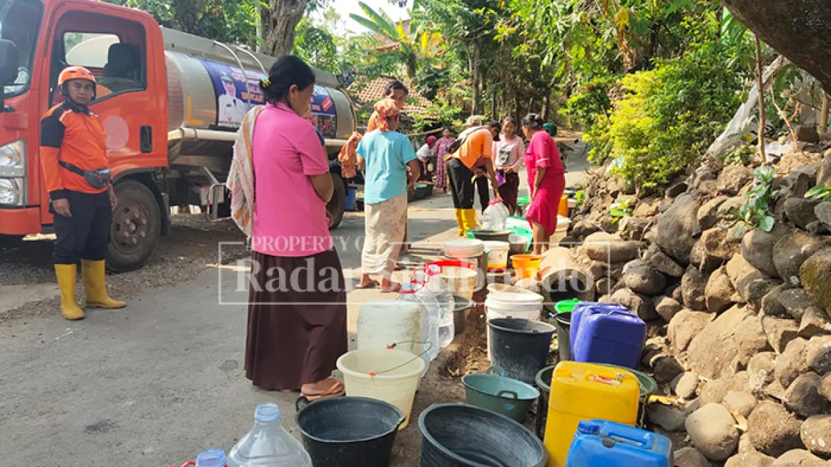 MENUNGGU: Sejumlah warga mengantre saat pendistribusian air bersih di Kecamatan Banyuputih beberapa waktu lalu. (Ahmad Rifa