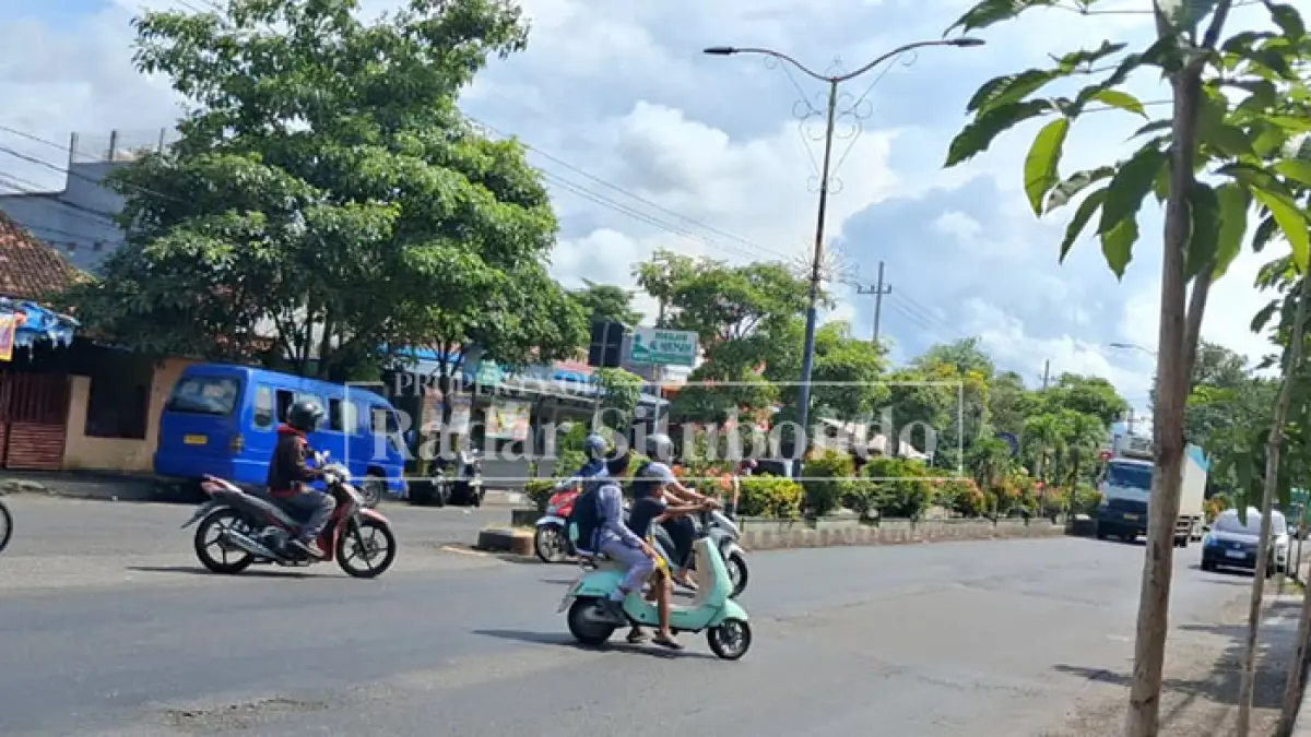 NAIK KENDARAAN PRIBADI: seorang pelajar di salah satu Sekolah Menengah Pertama (SMP) di Situbondo terlihat pulang dari sekolah menggunakan kendaraan pribadi, Rabu (8/4). (Ahmad Rifa