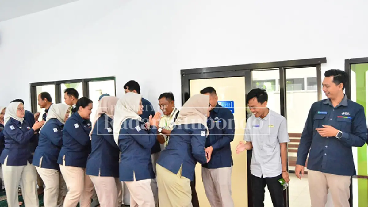 SALING MEMAAFKAN: Karyawan RS Elizabeth saling berjabat tangan di Masjid Al-Fath, di Lingkungan RS Elizabeth, belum lama ini. (HUMAIDI/JPRS)

