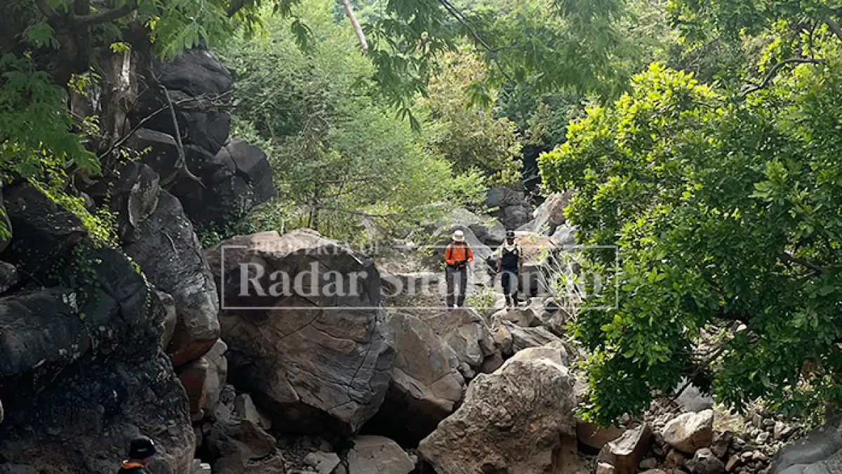 TAK BERHASIL: Tim SAR Gabungan terus melakukan pencarian di Kawasan Taman Nasional Baluran di Desa Sumberwaru Kecamatan Banyuputih, Kabupaten Situbondo hingga Minggu (12/04) pukul 15.00. (HUMAIDI/JPRS)