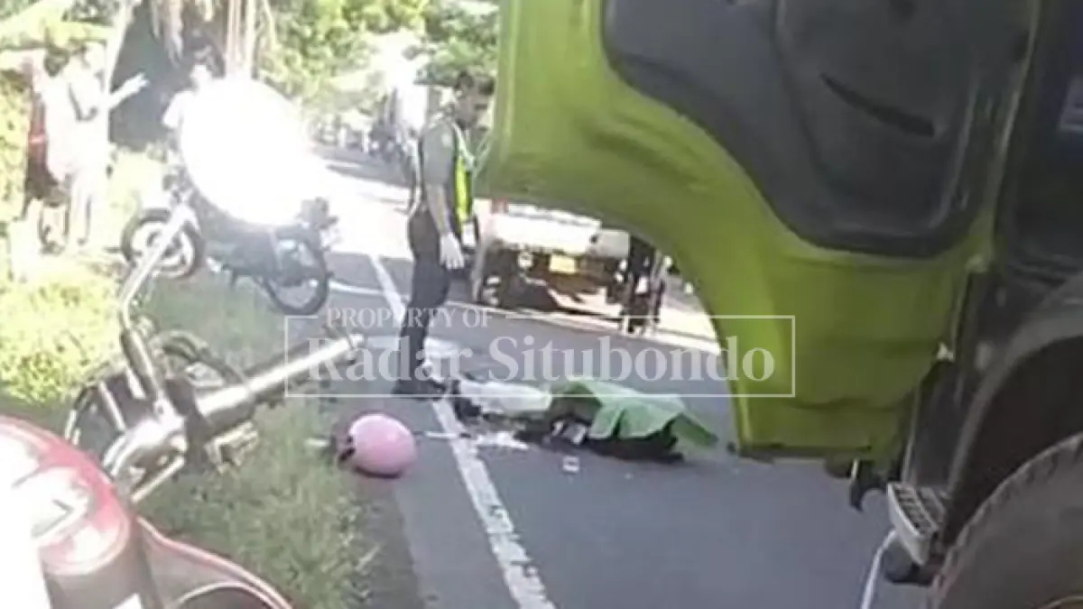 DITUTUP DAUN PISANG: Jenazah korban kecelakaan maut tergeletak di badan Jalan Pantura, Desa Seletreng, Kecamatan Kapongan, Minggu lalu (12/4). (HUMAIDI/JPRS)

