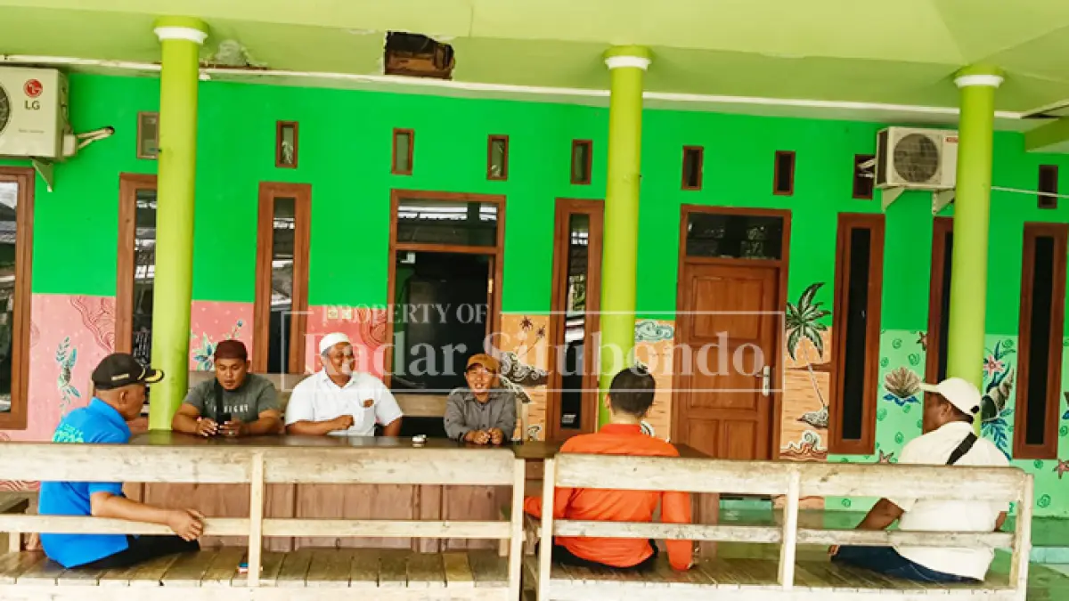 KEMBALI MASUK: Para perangkat Desa Kayu Putih kembali melayani masyarakat setelah sekitar empat bulan mogok kerja, Senin (12/4). (Ahmad Rifa