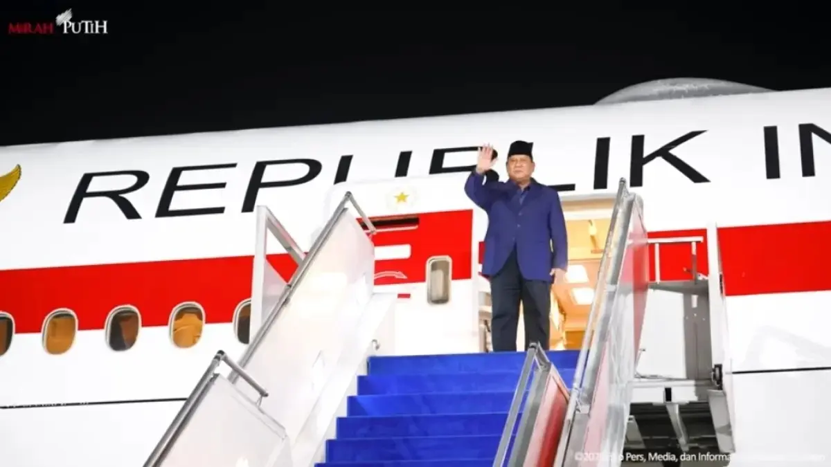 Presiden Prabowo Subianto bertolak menuju Moskow, Rusia melalui Bandara Halim Perdanakusuma, Jakarta, pada Minggu malam (12/4). (Setpres)