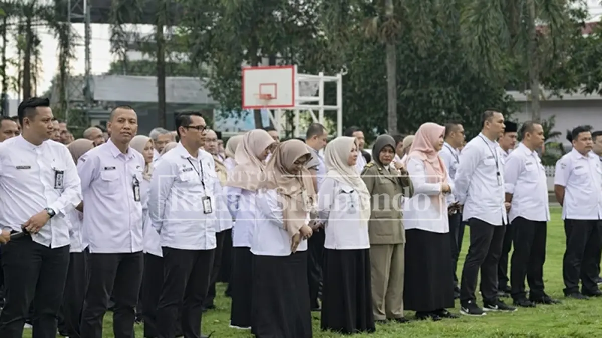 WFH SETIAP HARI RABU: Aparatur Sipil Negara (ASN) berbaris rapi mengikuti apel bersama di Alun-alun Situbondo, belum lama ini. (Ahmad Rifa