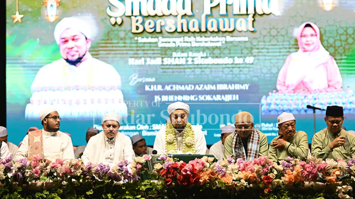DOA BERSAMA: KHR Achmad Azaim Ibrahimy (tengah) bersama tokoh agama di Situbondo memimpin SMADA Prima Bersholawat dalam rangka Hari Jadi ke-49 di halaman sekolah, Senin (13/4) malam. (Ahmad Rifa