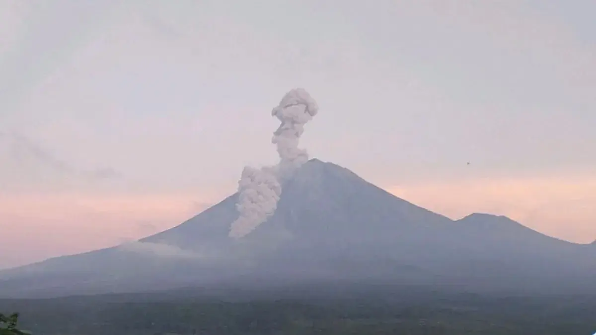 Gunung Semeru erupsi disertai awan panas guguran dengan jarak luncur 3 km mengarah ke arah tenggara atau Besuk Kobokan pada Selasa (14/4) pagi. (ANTARA)