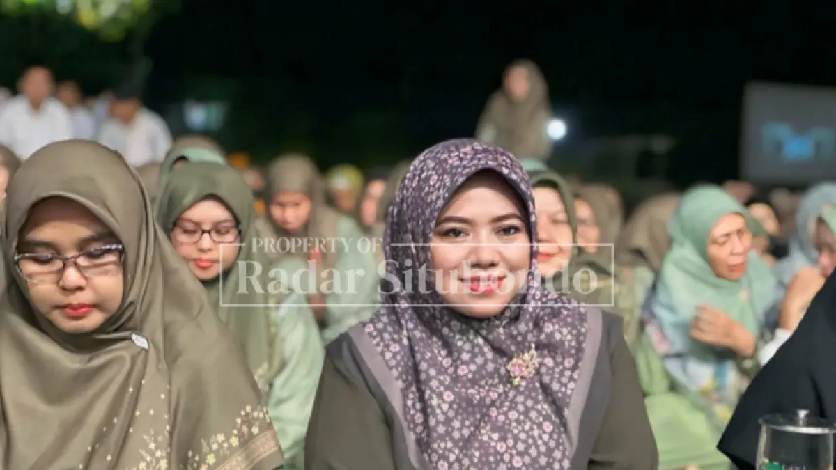 MENGHARAP BERKAH: Wakil Bupati Situbondo Ulfiyah (tiga dari kanan) didampingi Kepala Sekolah Nikmatul Hasanah (di samping kiri) beserta para guru dalam acara SMADA Prima Bersholawat, Senin (13/4) malam. (Ahmad Rifa