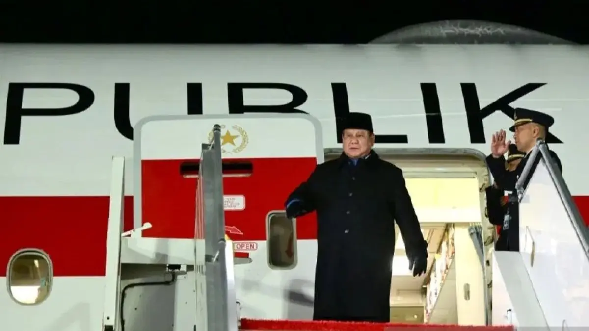 Presiden Prabowo Subianto tiba di Paris, Prancis, Senin (13/4/2026) malam waktu setempat, setelah merampungkan agenda kenegaraannya di Moskow, Rusia. Di Paris, Presiden Prabowo dijadwalkan bertemu empat mata dengan Presiden Prancis Emmanuel Macron. (ANTARA)