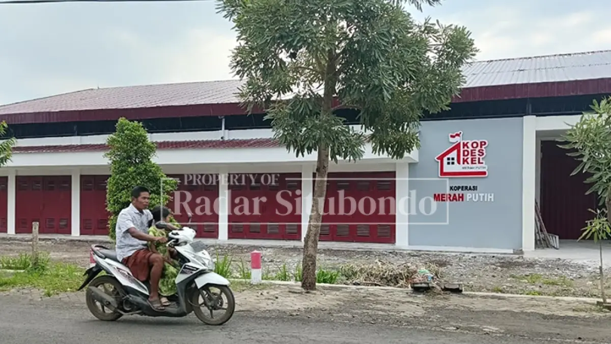 PROGRAM BARU: Warga melintas di depan Gedung Koperasi Desa Merah Putih (KDMP) di Desa Mlandingan Kulon, Kecamatan Mlandingan, Selasa (14/3). (Ahmad Rifa