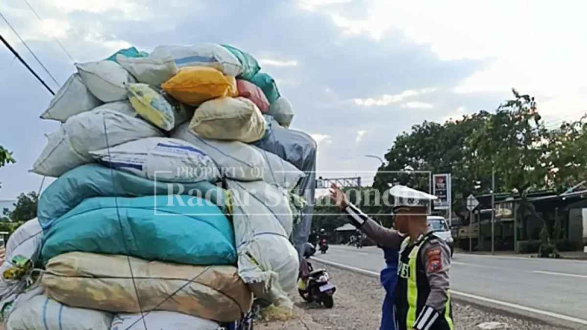 BERBAHAYA: Anggota Lalulintas Polres Situbondo menegur pengemudi pikap ODOL di Jalan Raya, Desa Kalianget, Kecamatan Banyuglugur, Selasa lalu (14/4) pukul 16.20. (HUMAIDI/JPRS)
