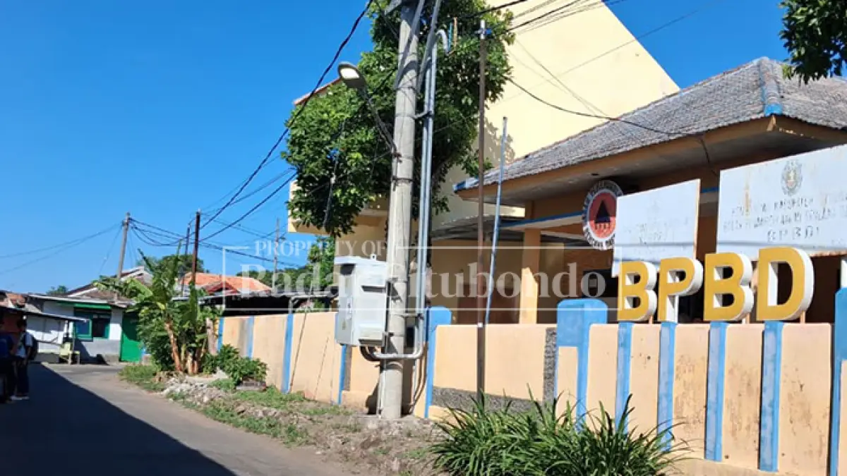 MUSIM KEMARAU: Beberapa siswa pulang sekolah melewati depan Kantor Badan Penanggulangan Bencana Daerah (BPBD) Situbondo, Jalan Cendrawasih No. 32, Palraman, Dawuhan, Kecamatan Situbondo, Rabu (15/4). (Ahmad Rifa