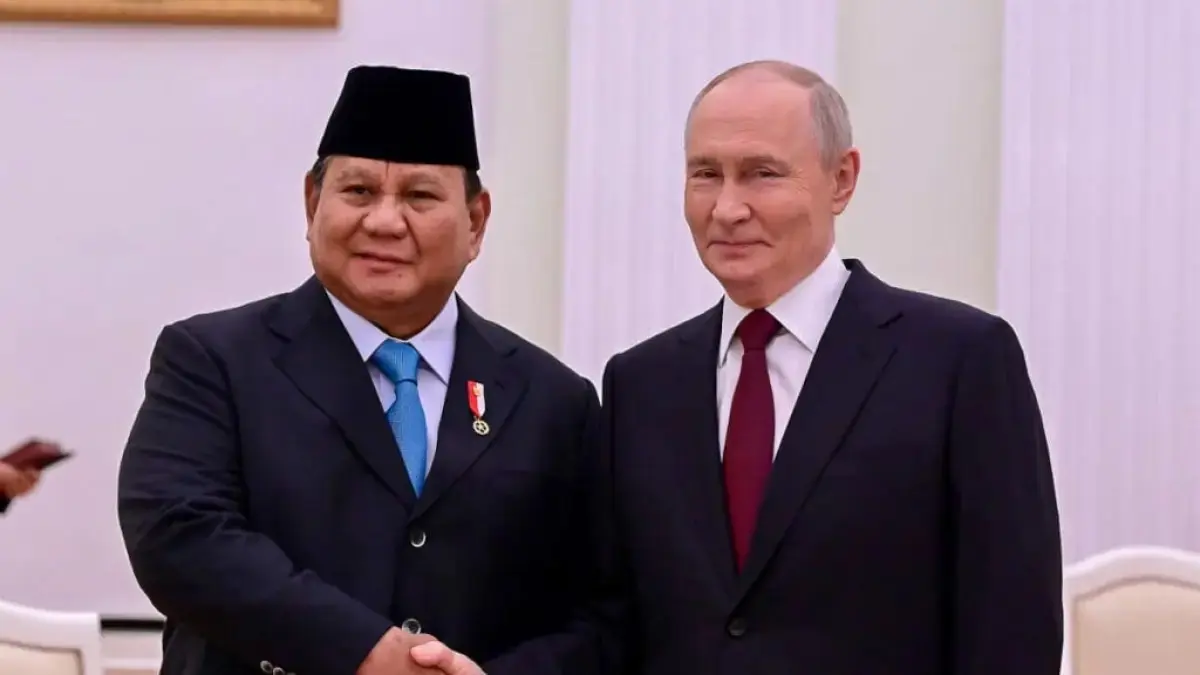 Presiden Republik Indonesia, Prabowo Subianto, bersalaman dalam pertemuan dengan Presiden Rusia, Vladimir Putin, di Istana Kremlin pada Senin (13/4/2026). (Foto: Setpres BPMI)