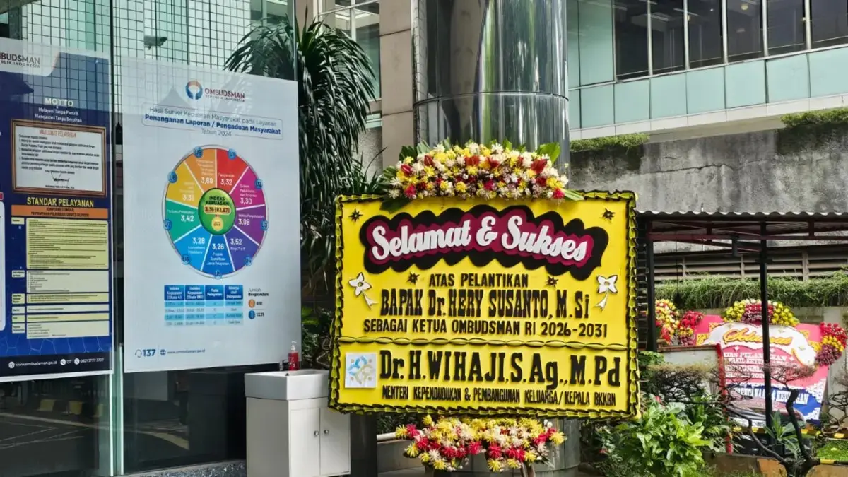 Karangan bunga ucapan selamat atas pelantikan Hery Susanto sebagai Ketua Ombudsman RI masih terpampang di depan Gedung Ombudsman RI, Kamis (16/4), saat ia ditangkap Kejaksaan Agung. (Muhamad Ridwan/JawaPos.com)