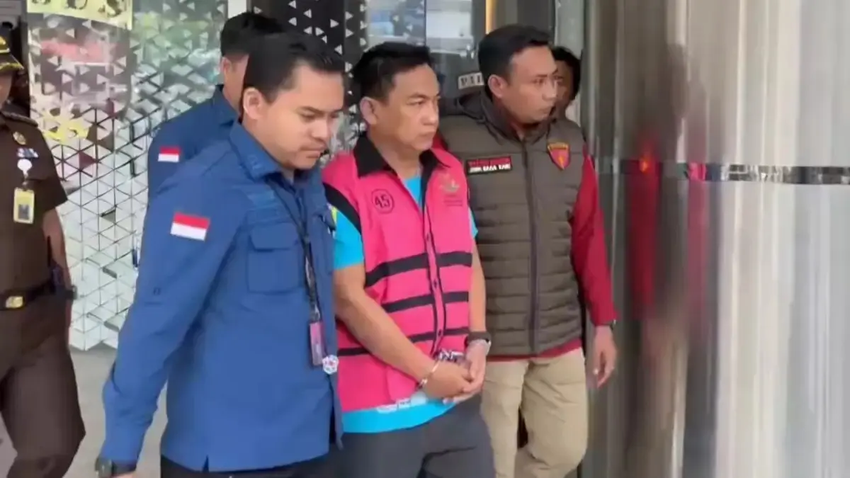 Ketua Ombudsman RI Hery Susanto digiring ke rumah tahanan, usai diamankan tim penyidika JAMPidsus Kejagung, Kamis (16/4). (Ryandi Zahdomo).