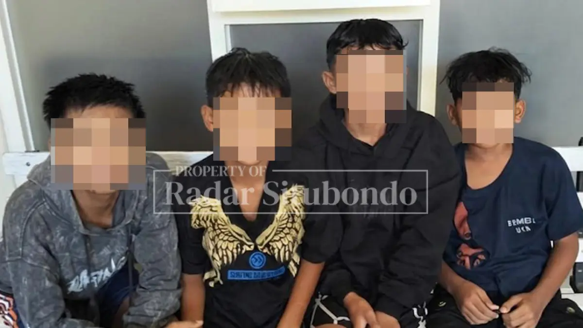 PENERTIBAN: Empat anak usia dini asal Kecamatan Wongsorerjo, Kabupaten Banyuwangi, dijemput oleh orang tuanya ke Dinas Sosial (Dinsos) Situbondo, (16/4). (HUMAIDI/JPRS)
