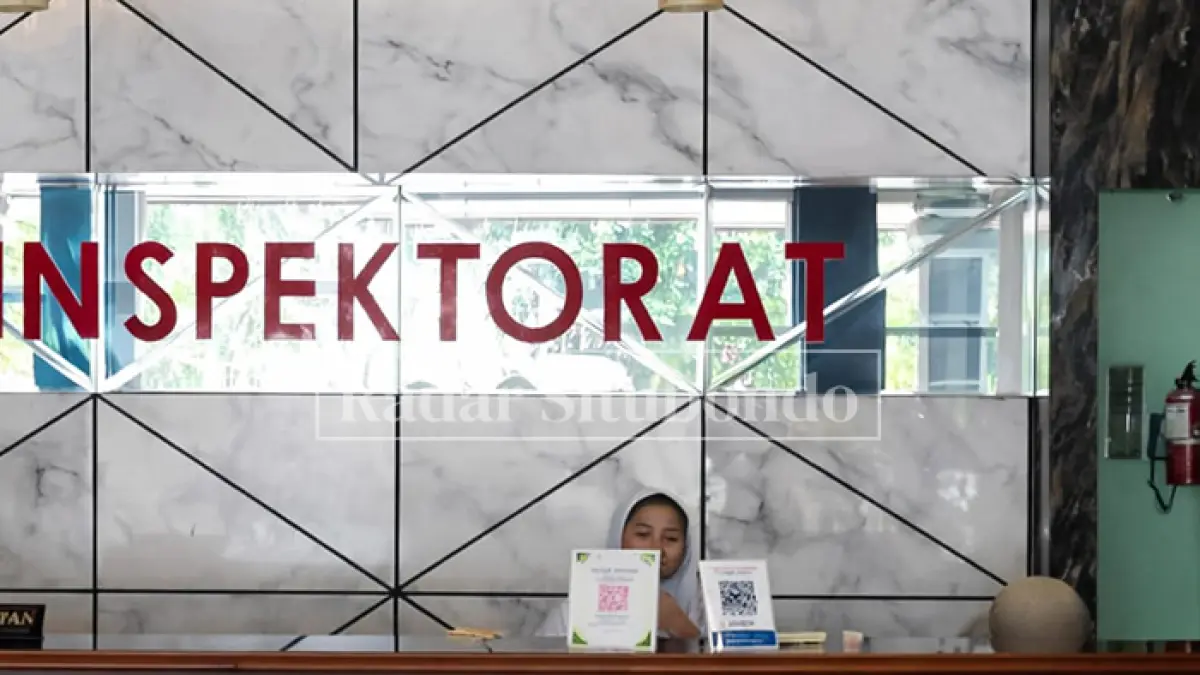 RUANG TUNGGU: Salah satu petugas di Kantor Inspektorat Situbondo di belakang Kantor Pemerintah Daerah (Pemda) Situbondo, Kamis (16/4). (Ahmad Rifa
