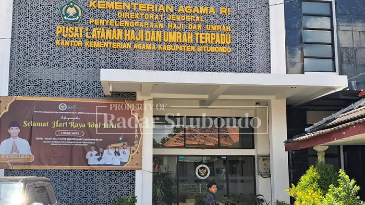 TAMU: Seorang warga memasuki Kantor Kementerian Haji dan Umroh Situbondo untuk memastikan keberangkatan haji tahun 2026, Rabu (15/4). (Ahmad Rifa