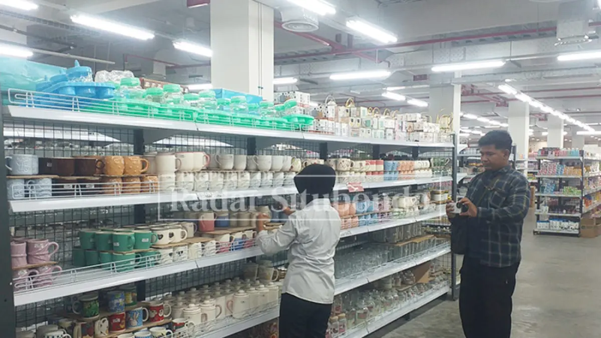 MEMBUKA PELUANG KERJA : Kehadiran Toserba KDS di Kota Santri memberikan dampak positif bagi perekonomian daerah. Tidak hanya sebagai pusat perbelanjaan, toserba ini juga mendorong ekonomi daerah lewat penyerapan ratusan tenaga kerja lokal. (Ahmad Rifa