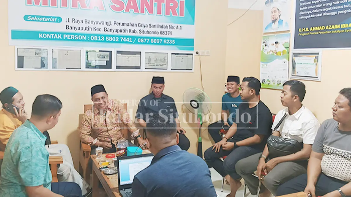 Abdurrahman Saleh tidak hanya sibuk dengan aktivitasnya sebagai pengacara. Pembina Lembaga Bantuan Hukum (LBH) Mitra Santri tersebut juga menjadi motor penggerak lembaga pendidikan di bawah Yayasan Baiturrahman, Desa Kumbangsari, Kecamatan Jangkar. 