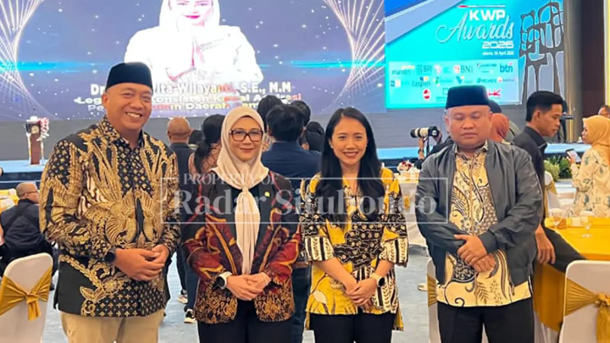 ABADIKAN MOMEN BERHARGA: Bupati Situbondo, Yusuf Rio Wahyu Prayogo (kiri), saat menerima penghargaan dari Koordinatoriat Wartawan Parlemen (KWP) sebagai Kepala Daerah Inovatif di Ruang Pustakaloka, Kompleks Parlemen Senayan, Jakarta, Kamis (16/4) malam. (Ahmad Rifa