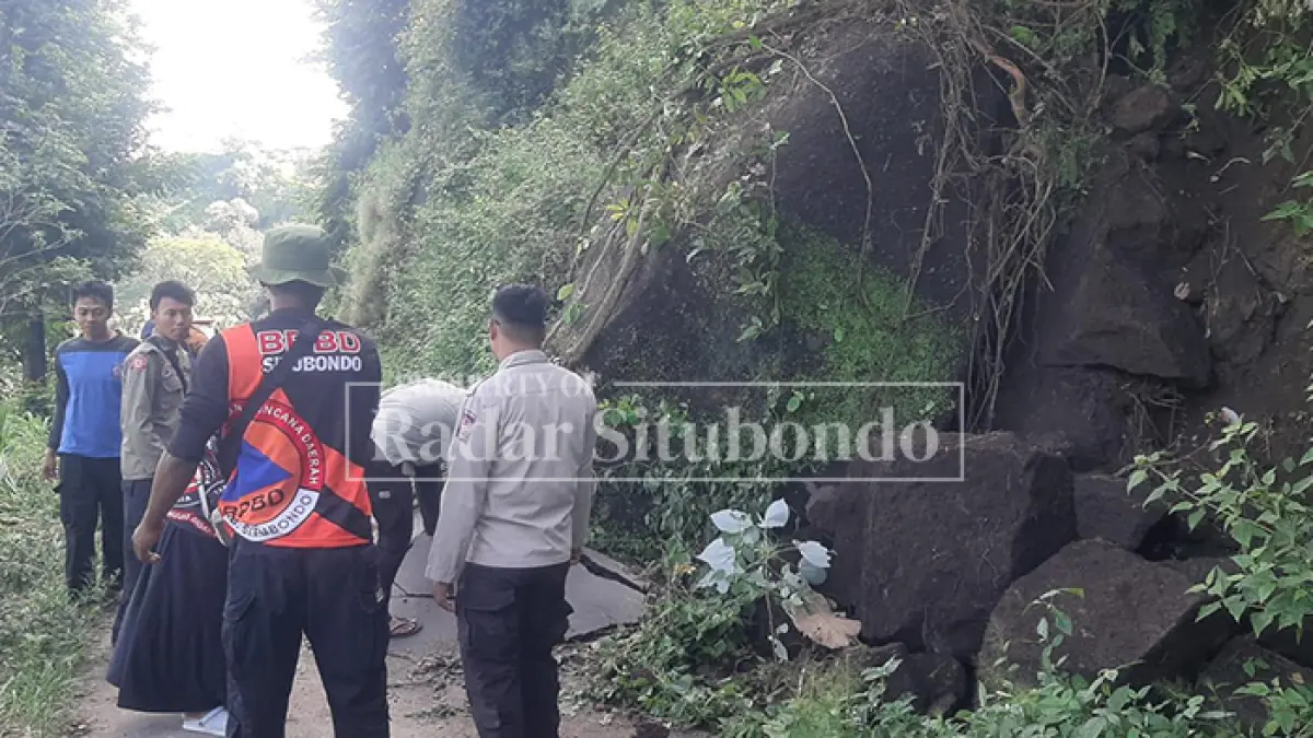 BENCANA ALAM: Anggota BPBD meninjau lokasi longsor di Dusun Telagasari, Desa Curah Tatal, Kecamatan Arjasa, Selasa lalu (14/4). (HUMAIDI/JPRS)
