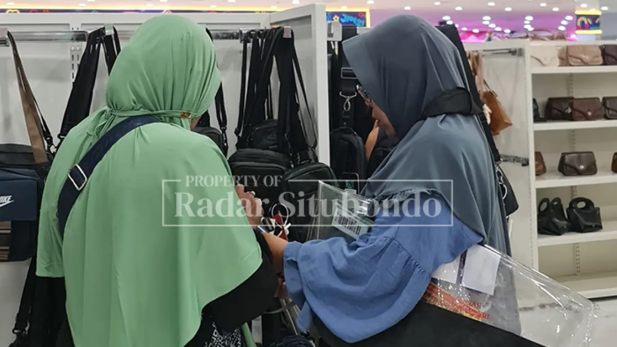 MEMILIH: Masyarakat berbelanja di Toko Serba Ada (Toserba) Karunia Dharma Sentosa (KDS) Situbondo. (Ahmad Rifa