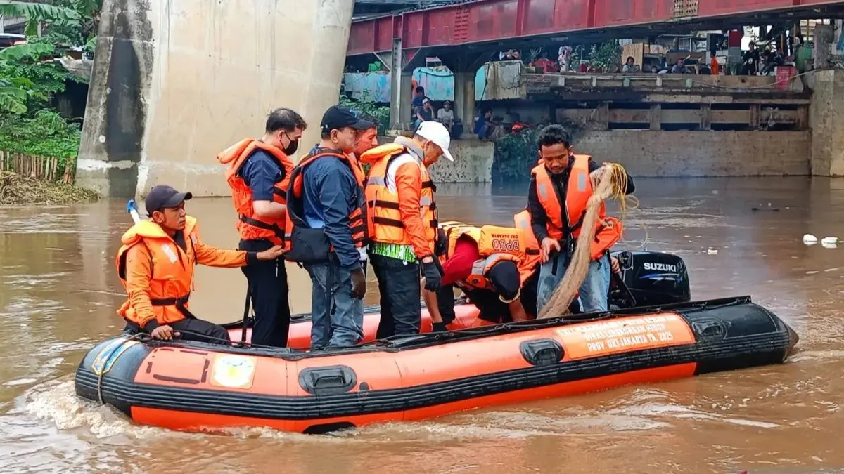 Pemerintah Kota Jakarta Timur menggelar operasi penangkapan ikan sapu-sapu secara serentak di Dermaga Eco Eduwisata Ciliwung, Cililitan, Kramat Jati, Jakarta Timur, Jumat (17/4/2026). (ANTARA)