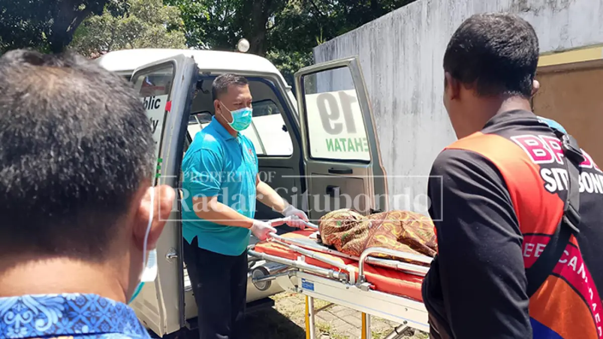 PENEMUAN MAYAT: Jenazah Zainal Abidin, warga Dusun Blikeran, Desa Wringinanom, Kecamatan Panarukan, dievakuasi ke RSUD Situbondo, Jumat (17/4). (HUMAIDI/JPRS)
