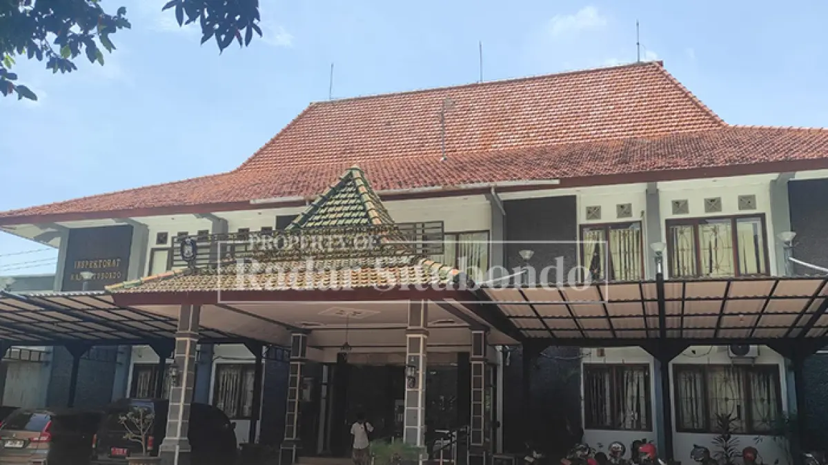TINDAK LANJUT: Seorang pejabat daerah keluar dari Kantor Inspektorat Situbondo, Jumat (17/4). (Ahmad Rifa