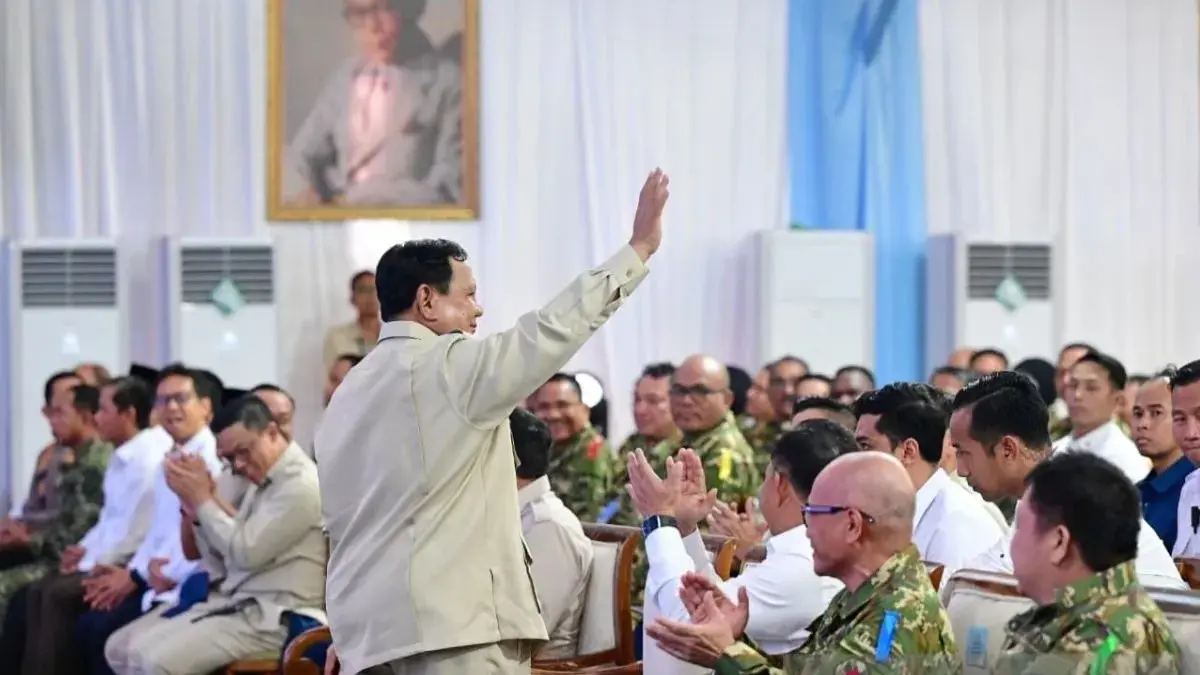 Presiden Prabowo Subianto memberi arahan kepada ratusan ketua DPRD se-Indonesia dalam acara retret di Magelang, Sabtu (18/4). (ANTARA)