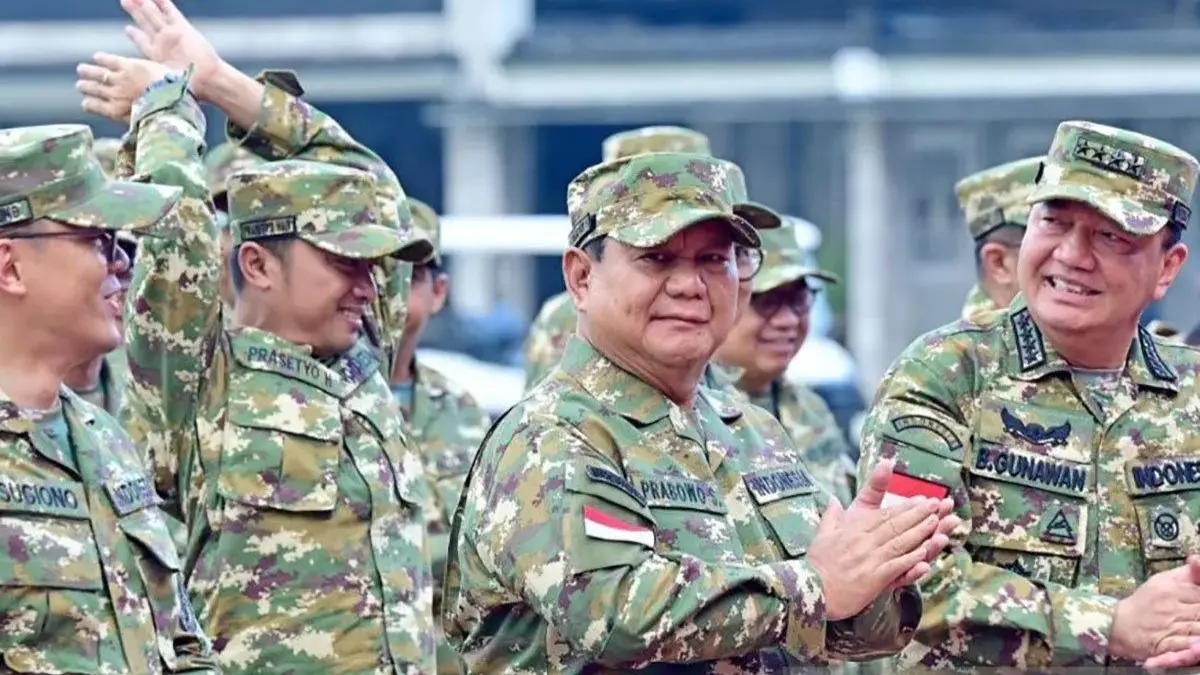 Presiden RI Prabowo Subianto dan jajaran Kabinet Merah Putih melakukan senam pagi di lapangan Pancasila, Kawasan Akademi Militer, Magelang, Provinsi Jawa Tengah, Sabtu (26/10/2024). (ANTARA)