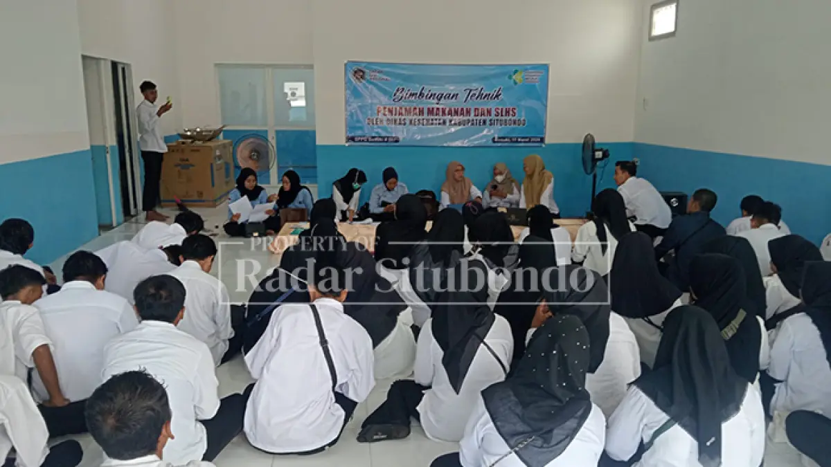BIMBINGAN TEHNIK: Calon relawan Satuan Pelayanan Program Gizi (SPPG), mengikuti bimbingan di salah satu gedung di Kecamatan Besuki, belum lama ini. (HUMAIDI/JPRS)
