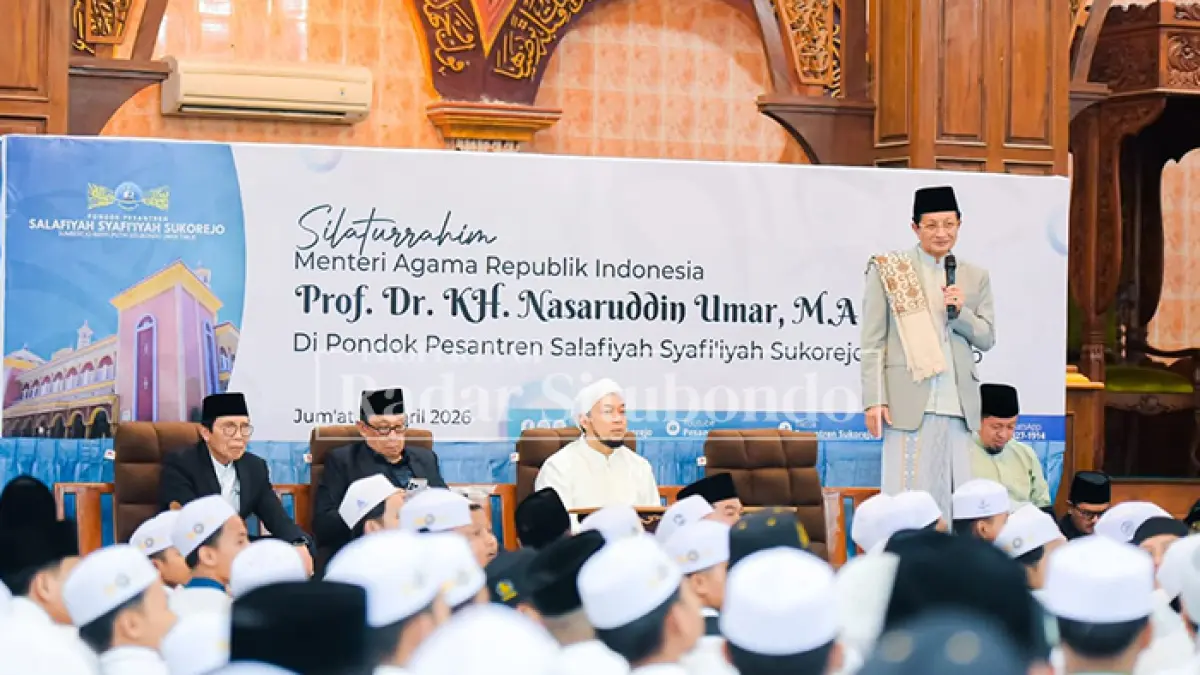 KUNJUNGAN KERJA: Menteri Agama (Menag) RI, Prof. Dr. H. Nasaruddin Umar, M.A didampingi KHR Azaim Ibrahimy  berdialog dengan santri Pesantren Sukorejo di Masjid Jamik Ibrahimu, Jumat malam (17/05) lalu. (Take from S3TV)
