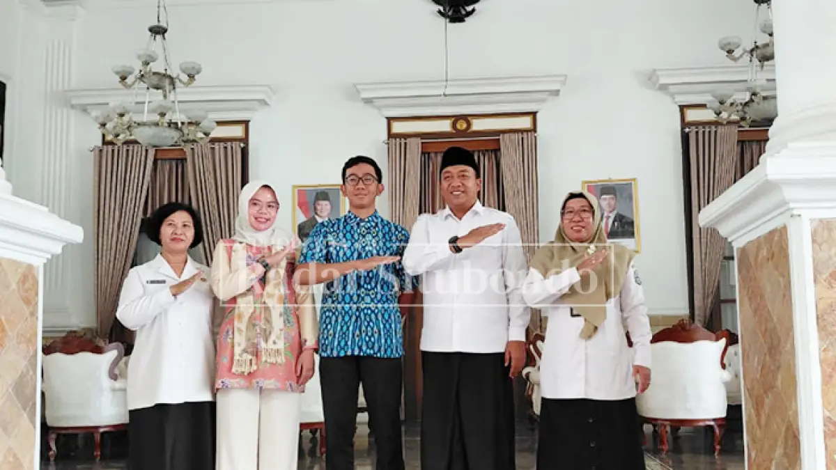 MEMBANGGAKAN SEKOLAH: Komang Mahendra Sinatria, siswa SMA Negeri 1 Situbondo berhasil menyabet berbagai penghargaan dan prestasi dalam ajang International Economics Olympiad (IEO) 2026, hingga berhasil menembus Universitas Indonesia. (Ahmad Rifa