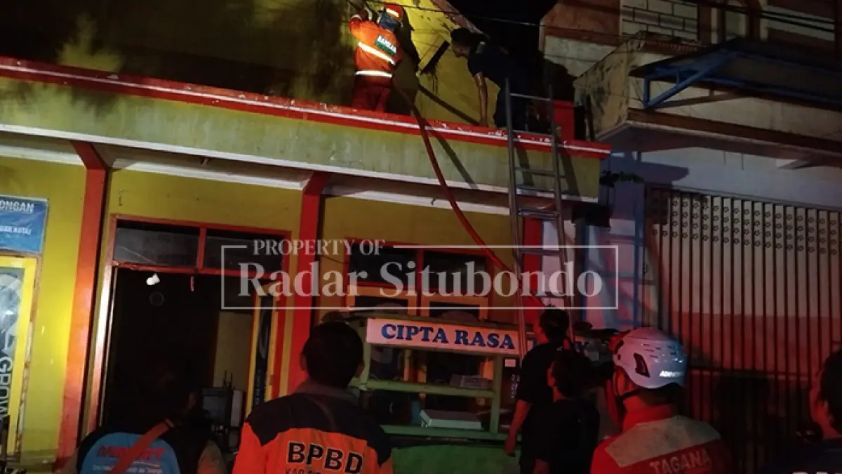 PADAMKAN API: Sejumlah petugas Pemadam Kebakaran (Damkar) Situbondo saat memadamkan kebakaran di kantor dan gudang CV Kalisat Manunggal di Jalan Argopuro, Kelurahan Mimbaan, Kecamatan Panji, Situbondo, Jumat (17/4) malam. (Ahmad Rifa