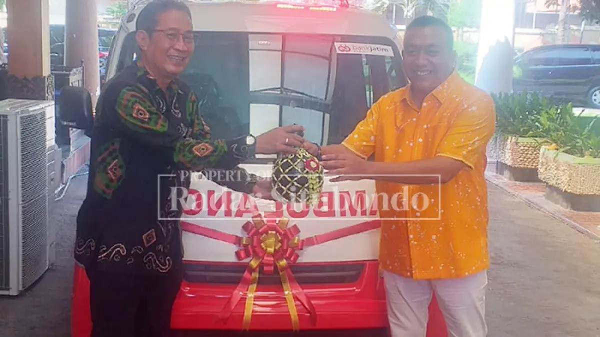BANTU MAKSIMALKAN PELAYANAN: Direktur Keuangan, Treasury & Global Services, RM Wahyukusumo Wisnubroto (kiri) secara simbolis menyerahkan bantuan satu unit mobil ambulans kepada Bupati Situbondo, Yusuf Rio Wahyu Prayogo (kanan) di Pendapa Rakyat Situbondo, Senin (20/4). (Ahmad Rifa