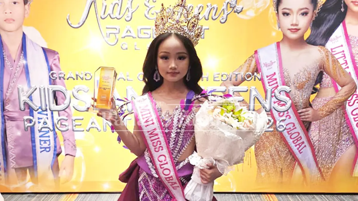 ABADIKAN MOMEN: Vellencia Gunawan, menunjukkan piala juara 1 Mini Miss Global 2026, di salah satu gedung di Malaysia, Kamis lalu (9/4). (Vellencia Gunawan untuk JPRS)