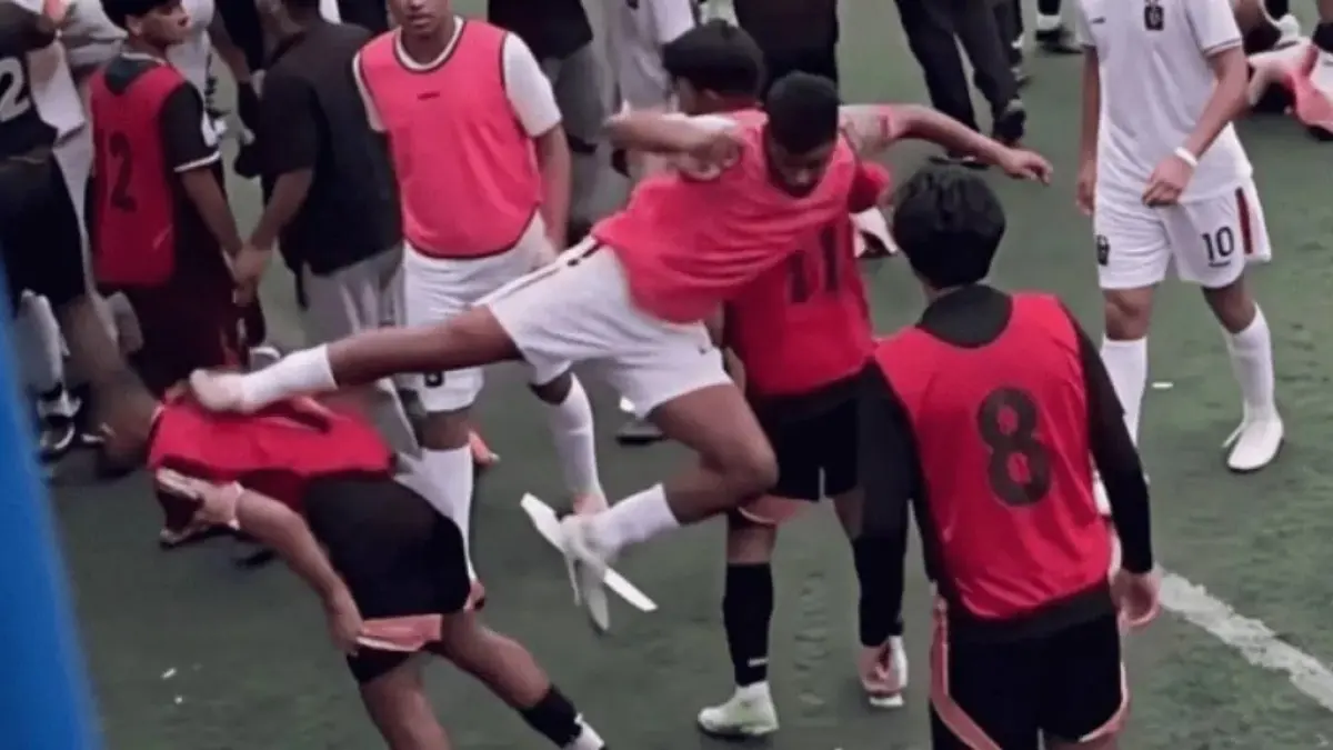 Aksi tendangan kungfu yang dilayangkan pemain Bhayangkara FC U20 kepada pemain Dewa United U20 dalam laga EPA U20. (Instagram/smgfootball)