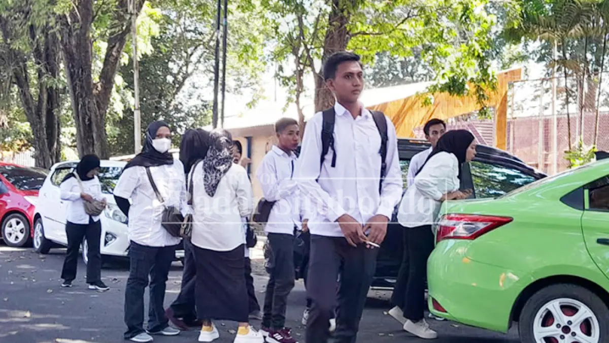 CARI KEADILAN: Belasan calon relawan Satuan Pelayan Program Gizi (SPPG) di Kecamatan Besuki mendatangi gedung DPRD Situbondo, Senin (20/4). (HUMAIDI/JPRS)
