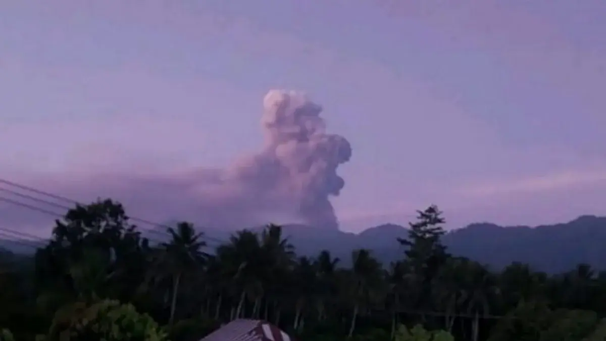 Gunung Dukono di Halmahera Utara, Maluku Utara mengalami erupsi dengan hembusan abu vulkanik setinggi 1,4 kilometer di atas puncak, Senin (20/4/2026). (ANTARA)