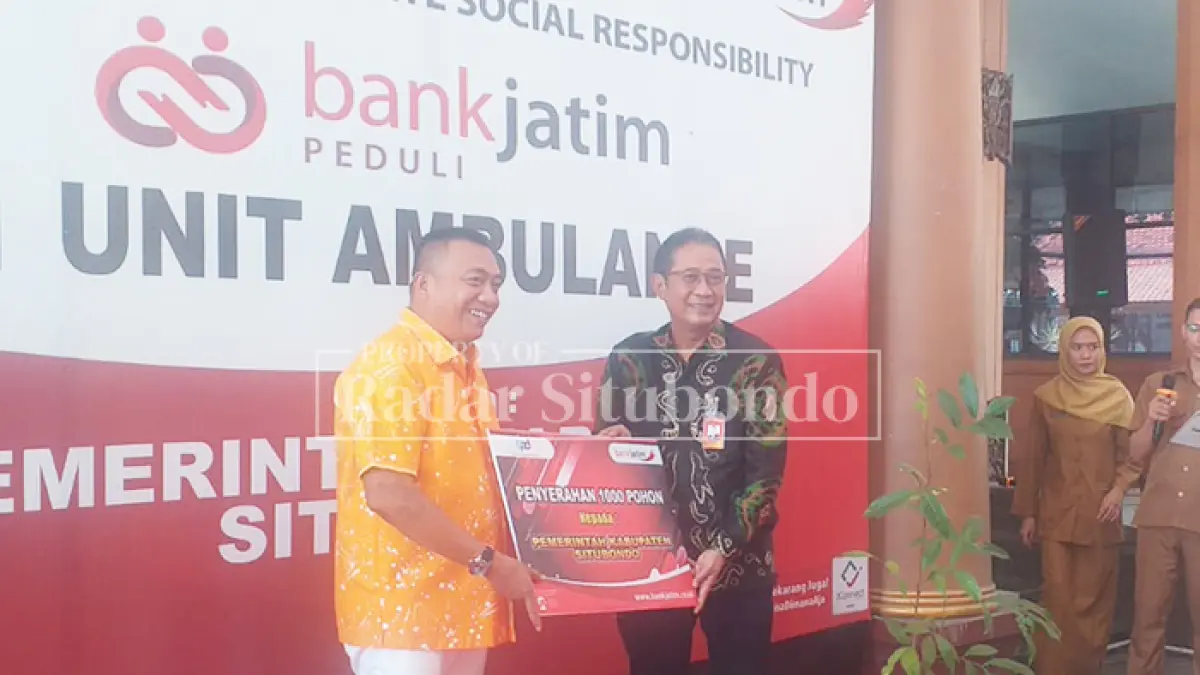 JAGA KELESTARIAN ALAM: Direktur Keuangan, Treasury & Global Services, RM Wahyukusumo Wisnubroto (kanan), saat secara simbolis menyerahkan 1.000 bibit pohon jenis mahoni kepada Bupati Situbondo, Yusuf Rio Wahyu Prayogo, Senin (20/4). (Ahmad Rifa
