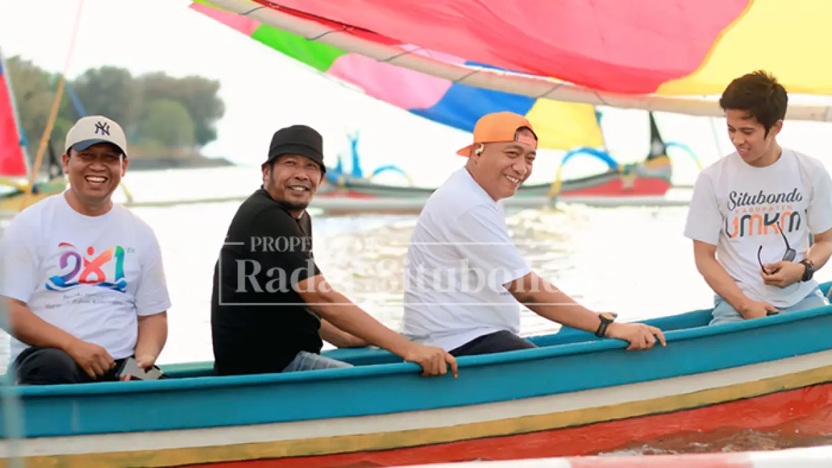 JAYA KEMBALI:  Koordinator Wisata Bahari Pasir Putih, Yogie Kripsian (kiri) bersama Bupati Situbondo, Yusuf Rio Wahyu Prayogo (dua dari kanan) naik perahu di perairan Pantai Pasir Putih. (Ahmad Rifa