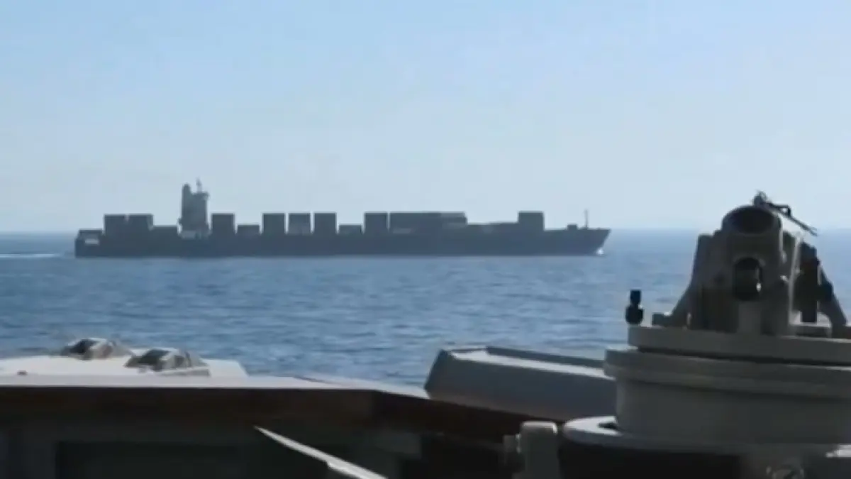 Pasukan AS yang beroperasi di Laut Arab memberlakukan tindakan blokade angkatan laut terhadap kapal kargo berbendera Iran yang mencoba berlayar menuju pelabuhan Iran. (The Guardian)