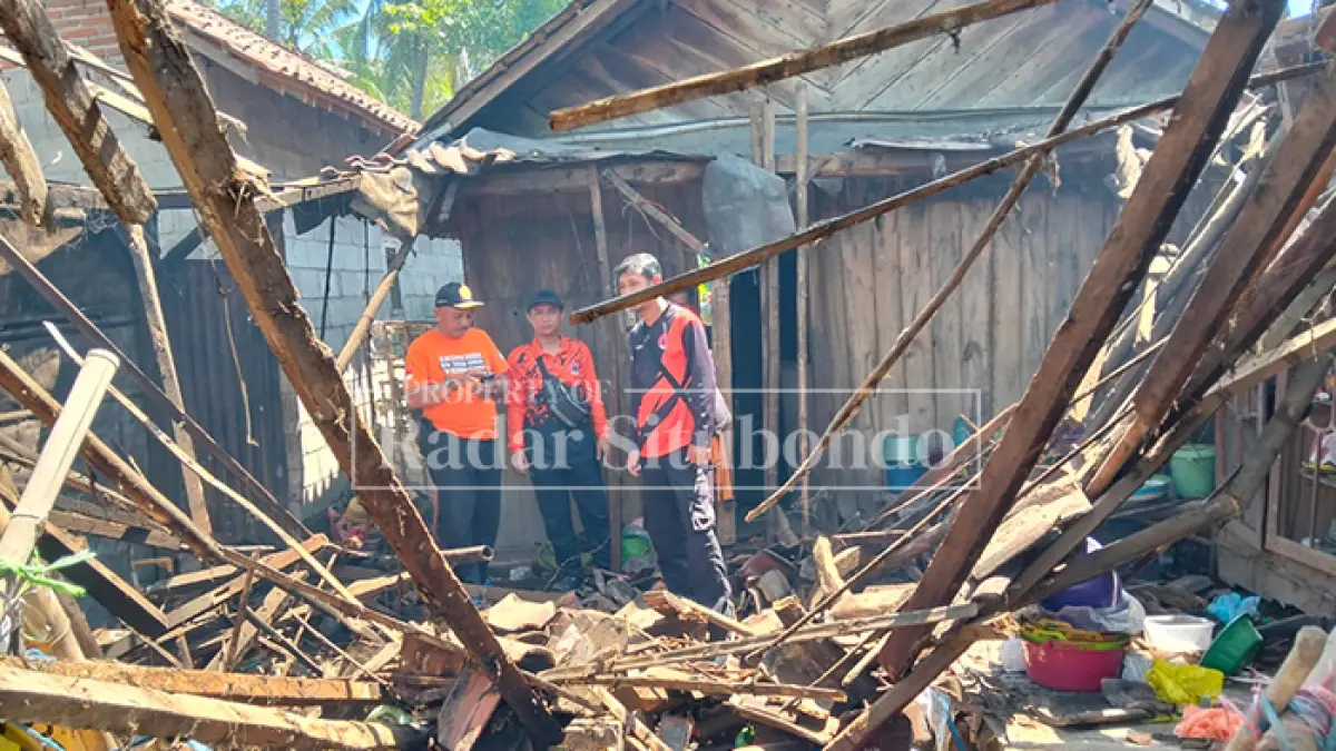 RUSAK PARAH: Dapur rumah milik warga Kampung Air Manis, Desa Agel, Kecamatan Jangkar, ambruk ke tanah akibat angin kencang, Senin dini hari (20/4). (Ahmad Rifa