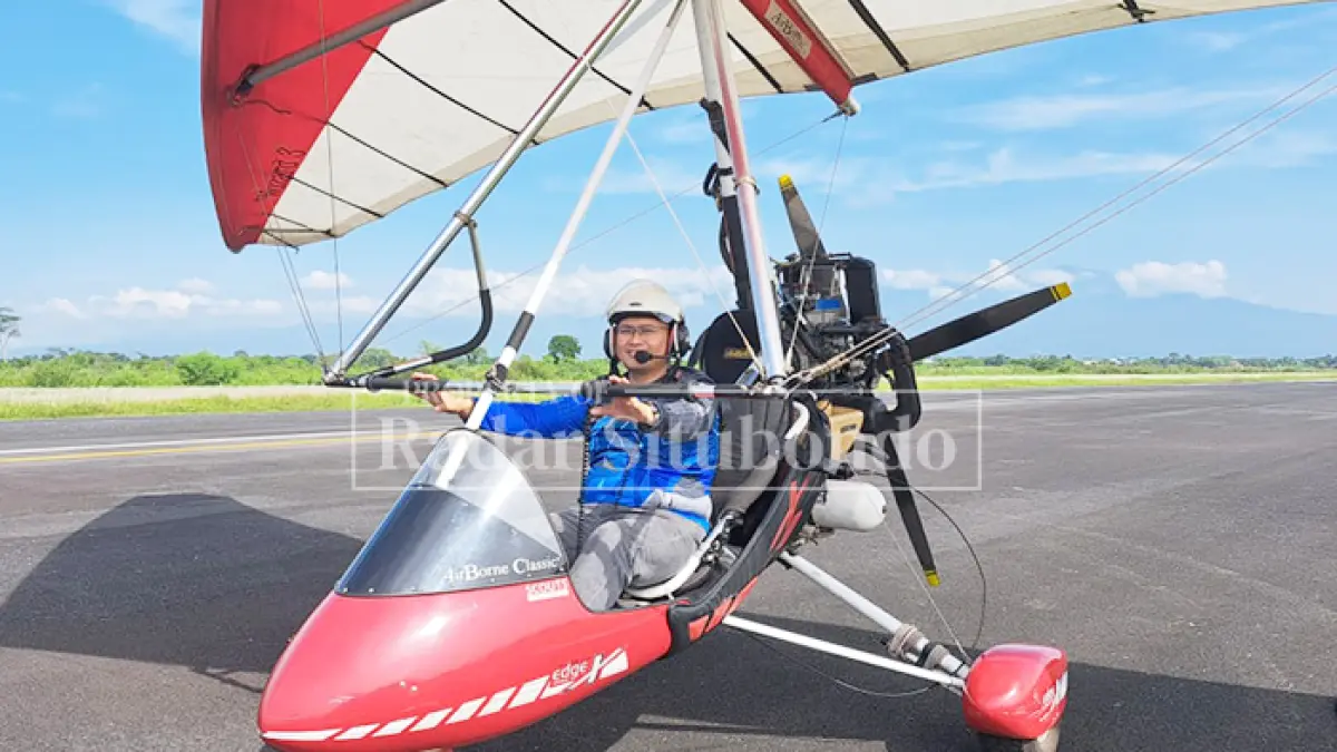 BUTUH KEBERANIAN: Hadi Prianto, Ketua Umum Federasi Aero Sport Indonesia (FASI) Kabupaten Situbondo sekaligus perintis olahraga dirgantara Situbondo mencoba olahraga terbang di angkasa. (Ahmad Rifa